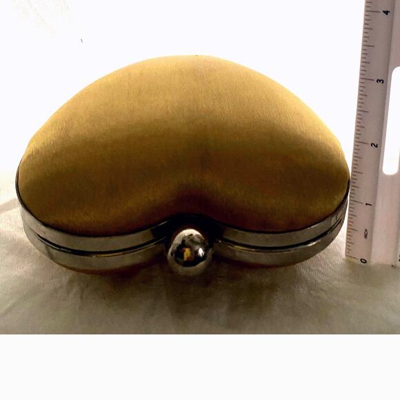 Vintage heart shaped gold satin clutch evening bag with kiss lock Formal handbag - Picture 9 of 11